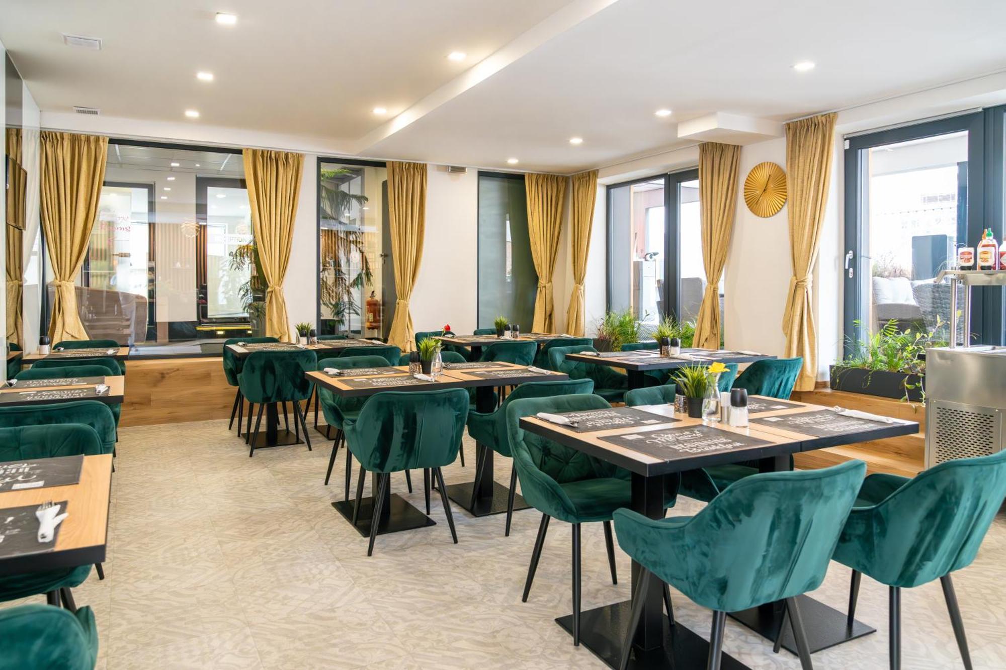 Hotel Plzen Ngoại thất bức ảnh
